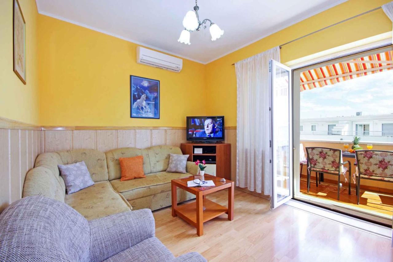 Apartment In 6683